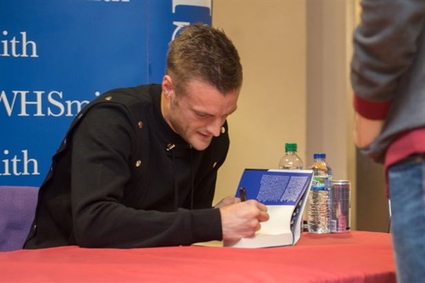 Vardy bận rộn ra mắt sách ngay trước thềm đại chiến