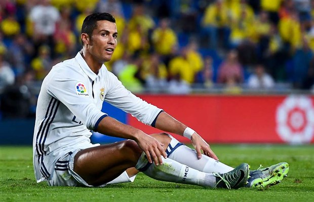 Bị đồng đội xỏ háng, Ronaldo nổi điên trên sân tập