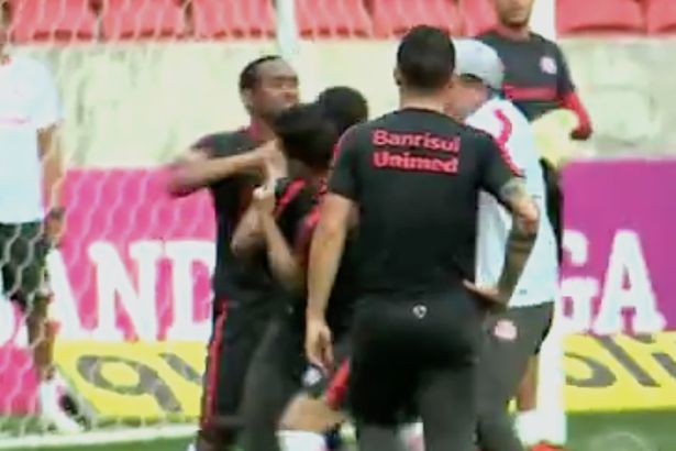 'Cậu bé vàng' Anderson đánh đồng đội xịt cả máu