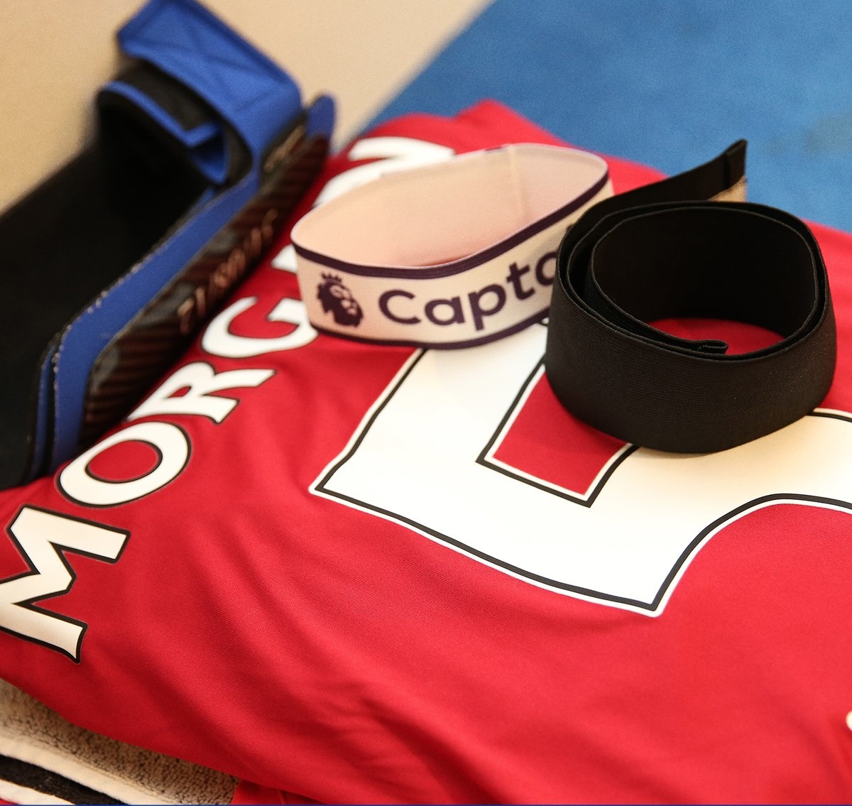 Ảnh bài viết Cầu thủ Chelsea, Leicester tưởng nhớ đức vua Thái Lan