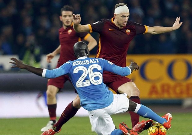 Dzeko ghi bàn ầm ầm, AS Roma hủy diệt Napoli
