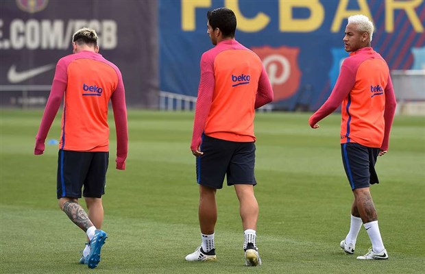 Messi, Suarez và Neymar bị 'đánh' tơi tả trên sân tập