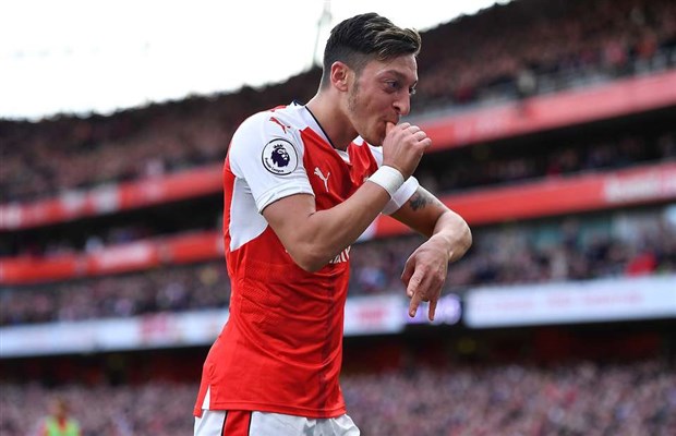 Ảnh bài viết Oezil lý giải chữ 'M' đằng sau bàn thắng vào lưới Swansea