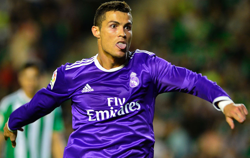 Sau 1 tháng, Ronaldo đã ghi bàn trở lại