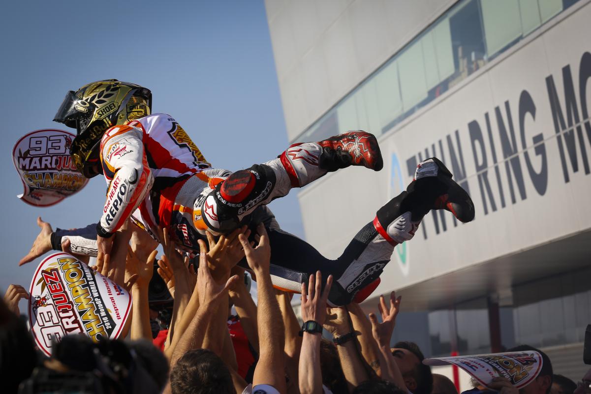 Cặp đôi Yamaha đo đường, Marc Marquez vô địch MotoGP 2016 trước ba chặng đua