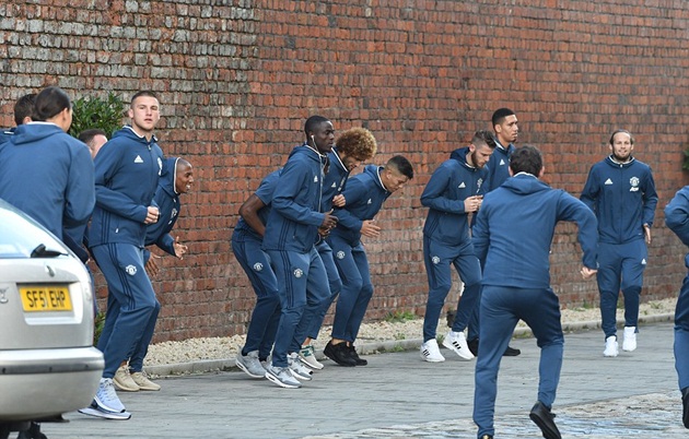 Chiến Liverpool, dàn sao M.U làm nóng người ở... bãi đỗ xe