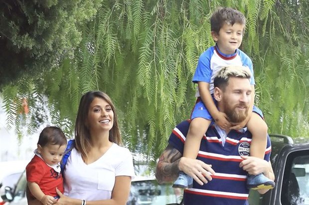 Đại gia đình của Messi cùng nhau 'hộ tống' Thiago đi học