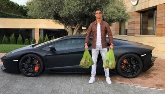 Cộng đồng mạng troll Ronaldo đi chợ bằng siêu xe