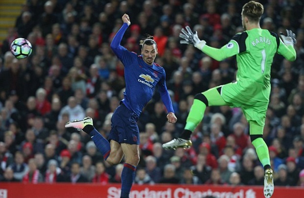 "M.U 'dựng xe buýt' vì... sợ Liverpool"