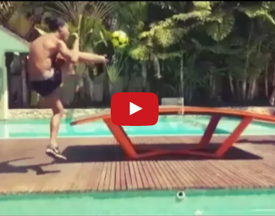 Ảnh bài viết Ronaldinho biểu diễn kĩ thuật dị bên hồ bơi