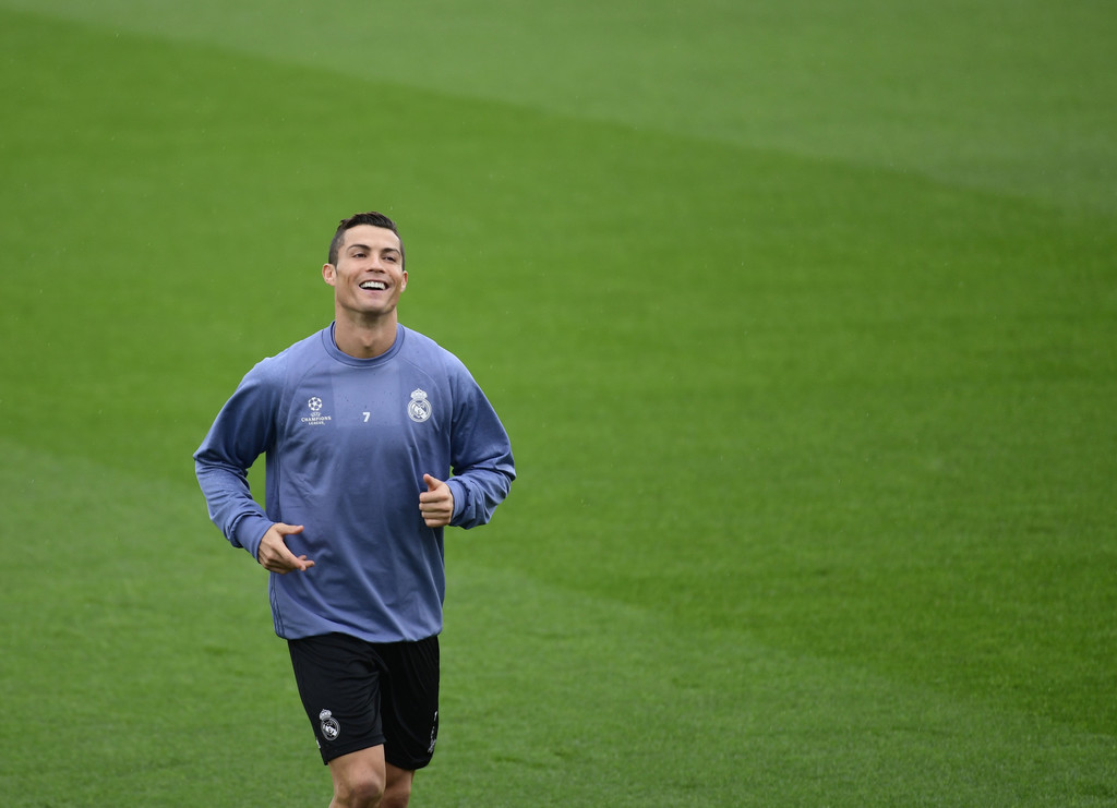 Ronaldo cười tươi trên sân tập, sẵn sàng chiến Champions League
