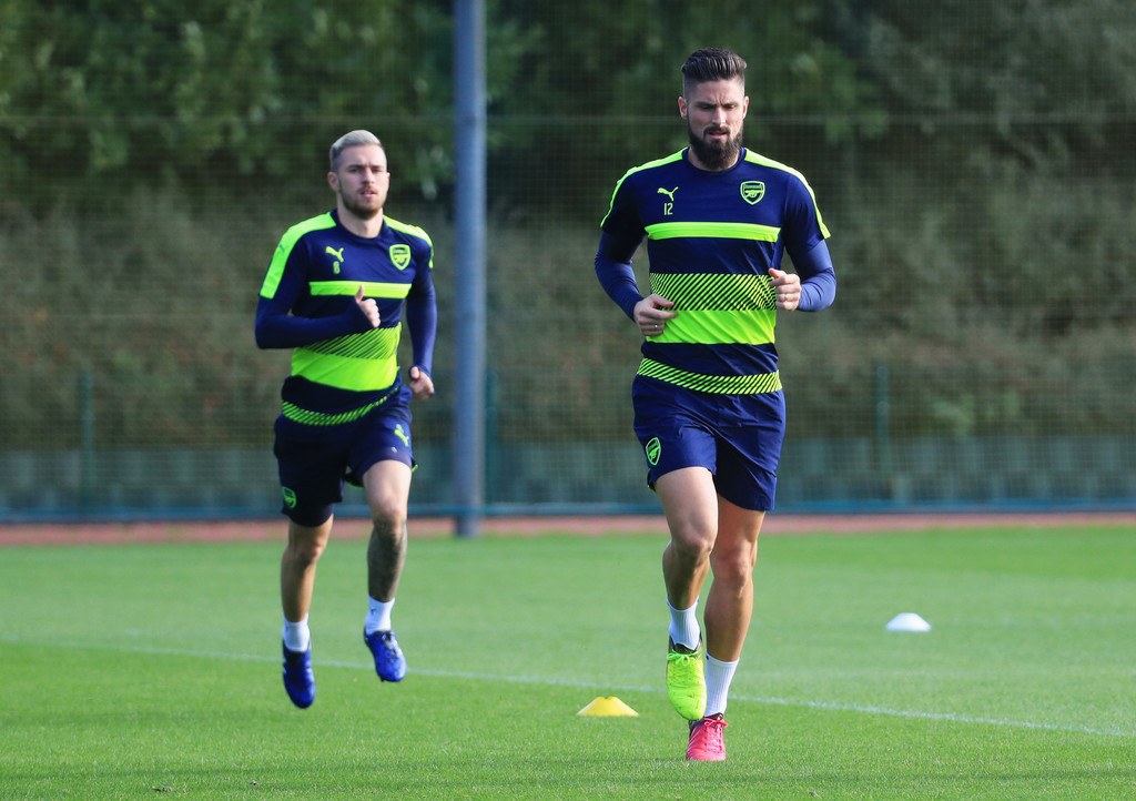 Không thể thi đấu, Ramsey và Giroud vẫn nỗ lực trên sân tập cùng Arsenal