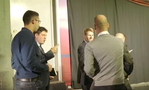 Pep được quan chức Barcelona đón chào như người hùng