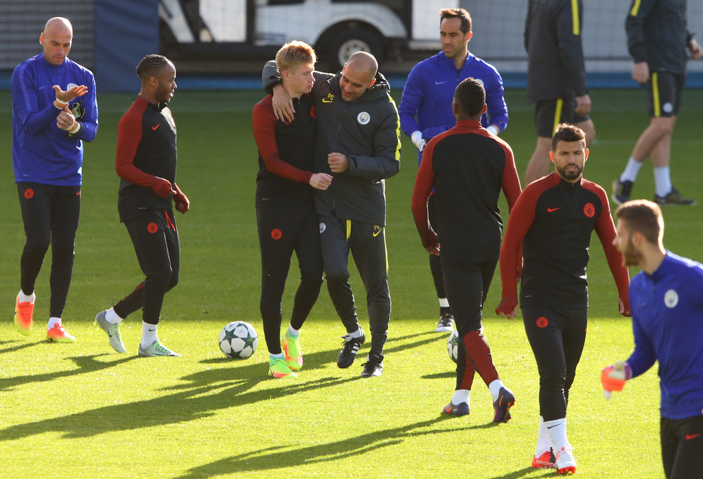 Pep ôm cổ bá vai trò cưng De Bruyne trước đại chiến với Barca