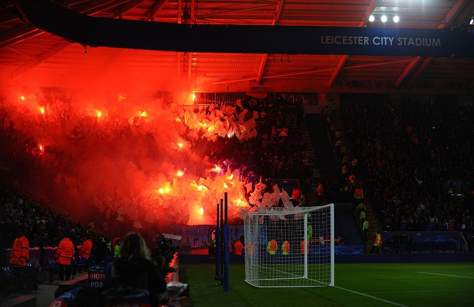 Pháo sáng phủ sân King Power trong ngày Leicester City làm nên lịch sử