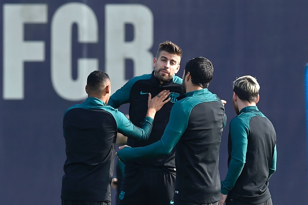 Pique và Suarez cãi tay đôi trên sân tập Barca