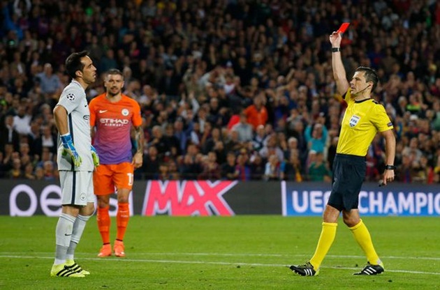 Bravo hứng 'gạch đá' từ huyền thoại Man Utd