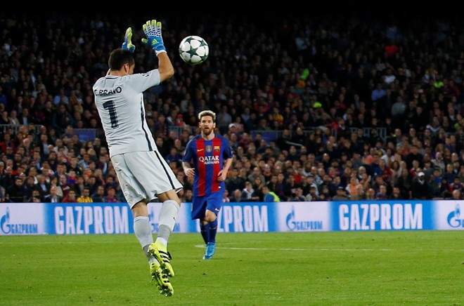 Cái tay của Bravo làm bẽ mặt Pep Guardiola