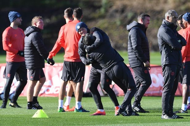 Rooney 'vật nhau' với cựu huấn luyện viên Bình Dương