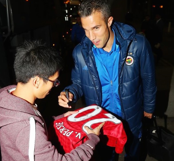 Van Persie chấp nhận ký lên áo MU