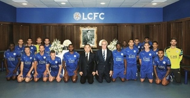Leicester quỳ gối tưởng niệm nhà vua Thái Lan