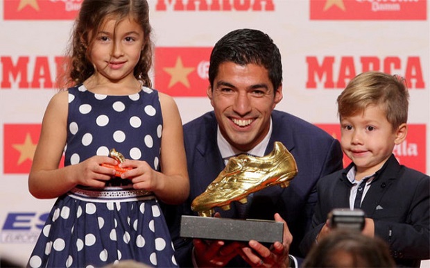 Suarez bị con trai 'chỉ trích' vì không ghi bàn trước Man City