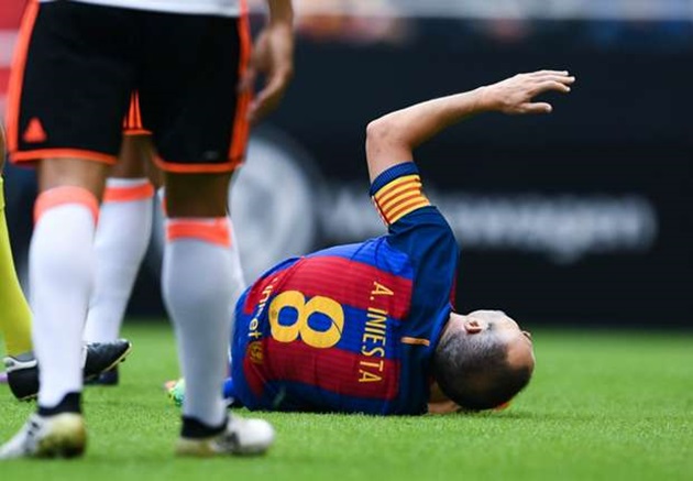 Iniesta rời sân bằng cáng, Barca lo sốt vó