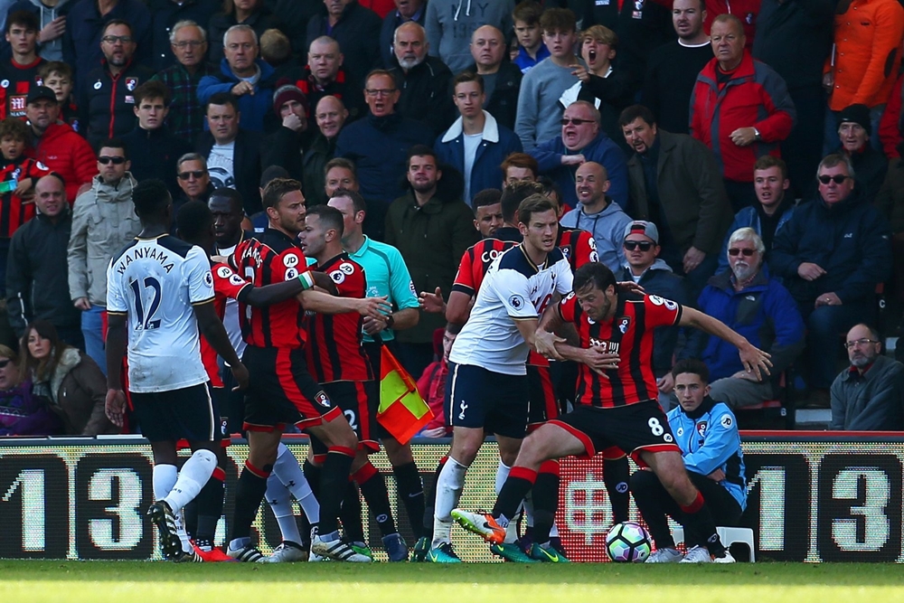 Không thể ghi bàn, Sissoko suýt ăn thua đủ với hậu vệ Bournemouth