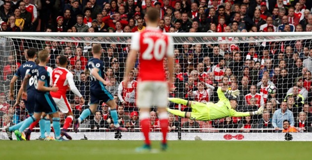 Ảnh bài viết Pháo tắc nòng tại Emirates, Arsenal hòa nhạt Middlesbrough