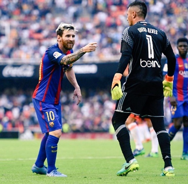Sao Barca bị CĐV Valencia ném 'vật thể lạ' trúng đầu 