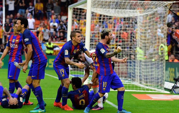 Bảo vệ Neymar, Messi sẵn sàng 'dằn mặt' CĐV Valencia trước ống kính