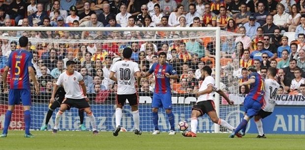 Suarez, Messi đích thị là 'ác mộng' của Valencia