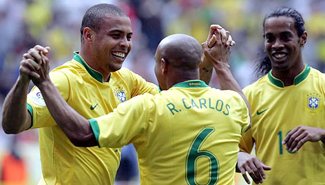 Không có vợ đẹp, Ronaldo toàn “lên giường” với đồng đội