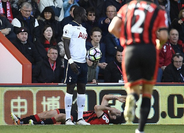 Ảnh bài viết Sao Tottenham trả giá đắt cho cú giật chỏ