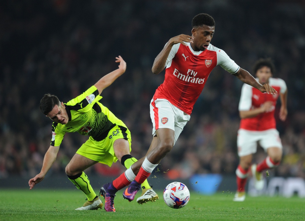 Oezil có đối thủ mới tại Arsenal