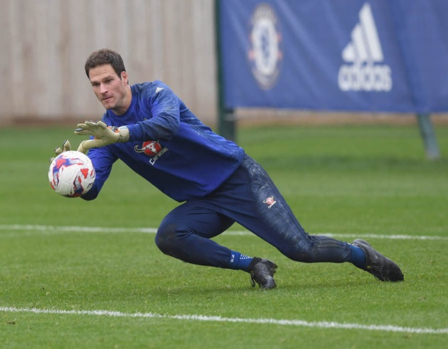 Sao Chelsea lấm lem bùn đất trước trận gặp West Ham