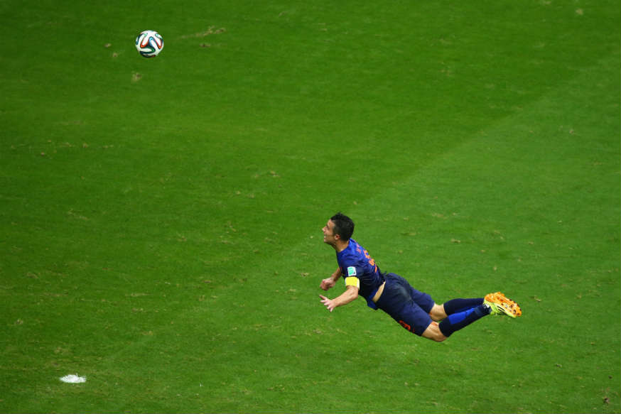 Xem lại pha bay lượn đánh đầu kinh điển của Van Persie vào lưới Tây Ban Nha