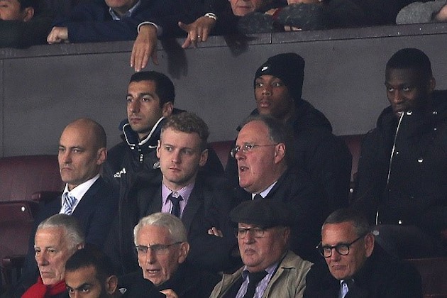 Ảnh bài viết Fan giận dữ vì Mourinho lại bỏ rơi Mkhitaryan