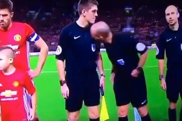 Hành động lạ của trọng tài Dean trận M.U - Man City