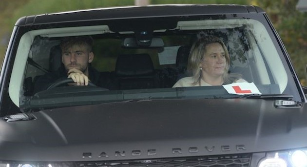 Luke Shaw phải nhờ mẹ hướng dẫn lái xe