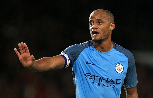 Pep lý giải việc thay Kompany đầu hiệp 2
