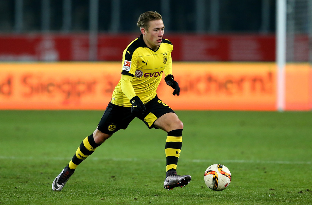 Tâng kẹo cao su như Oezil, sao trẻ Dortmund khiến dân mạng 'lắc mắt'