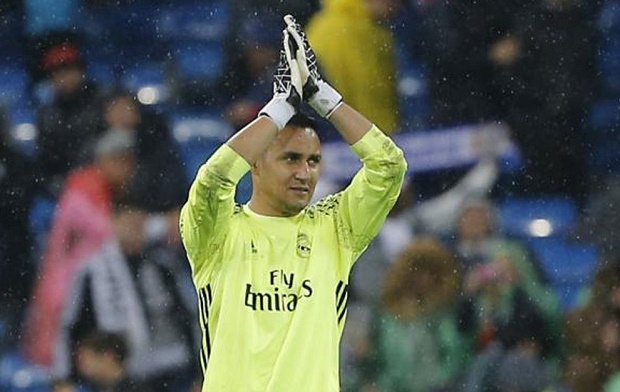 Keylor Navas nhận 'quà' từ BLĐ Real