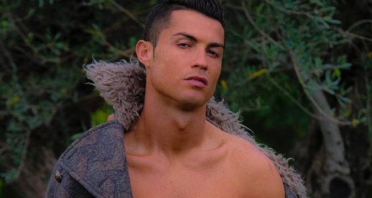 "Khó đỡ" với màn tạo dáng lả lơi của Ronaldo
