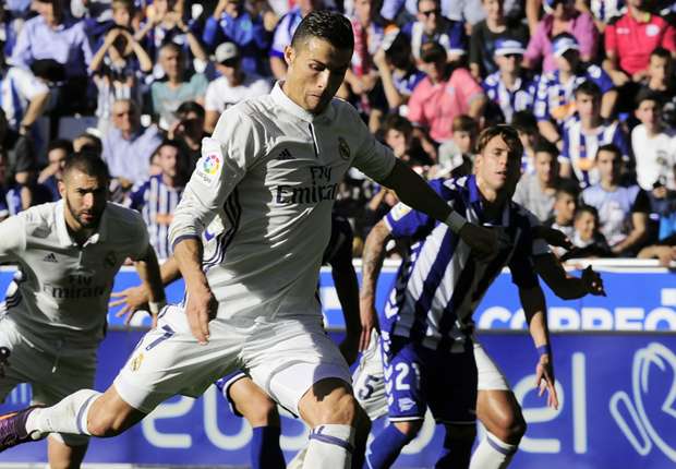 Lập hattrick, Ronaldo đạt 2 cột mốc khủng