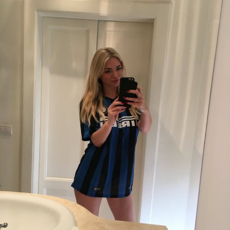April Summers - siêu mẫu Anh nóng bỏng sẵn sàng 'cởi đồ' vì Inter Milan