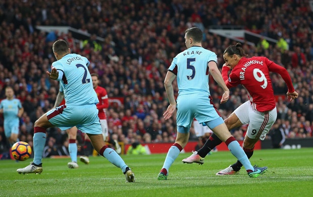 Ghi bàn đã kém, Ibrahimovic còn vô đối... phạm lỗi