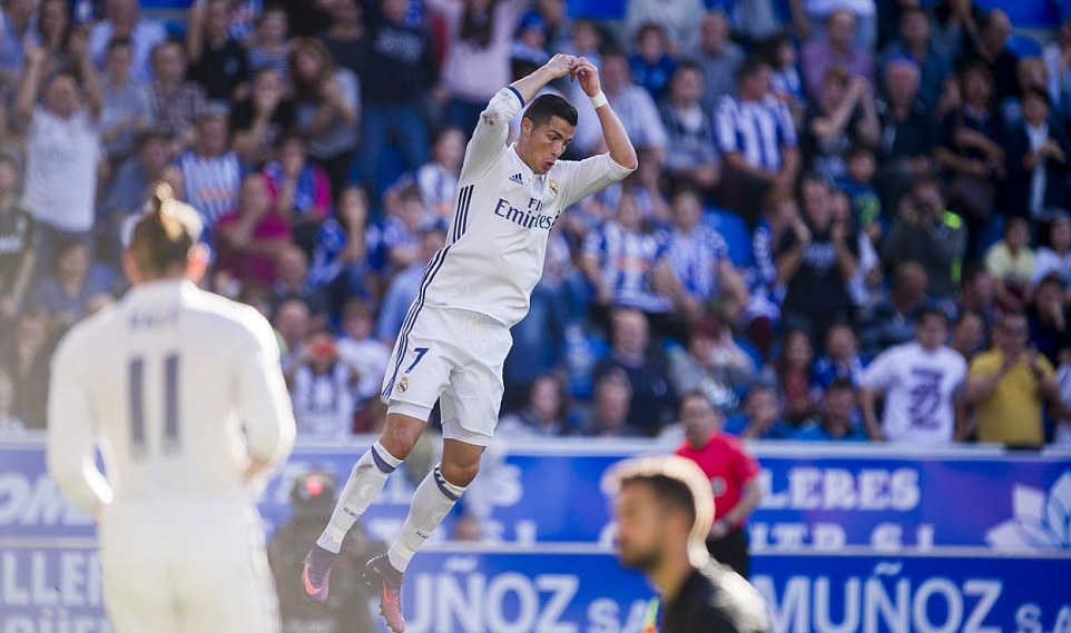 Hỏng pen, Ronaldo vẫn kịp có hat-trick để hủy diệt Alaves