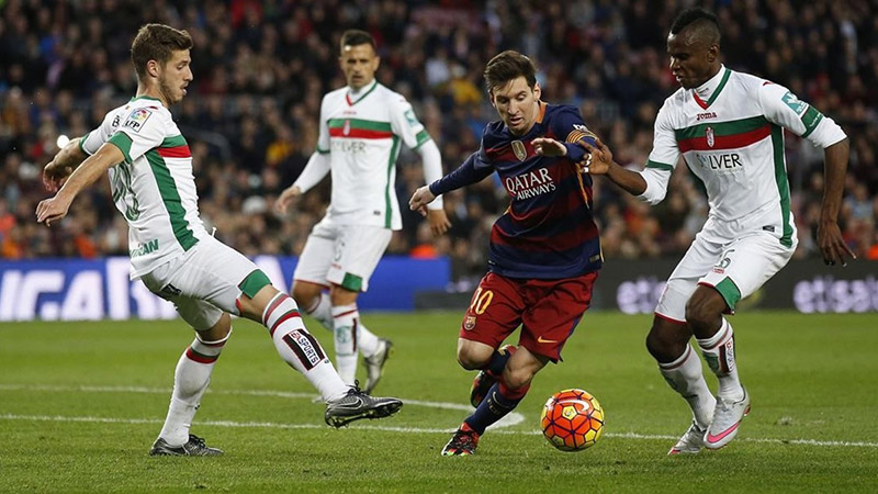 Ảnh bài viết Lionel Messi bất lực trước hàng thủ Granada