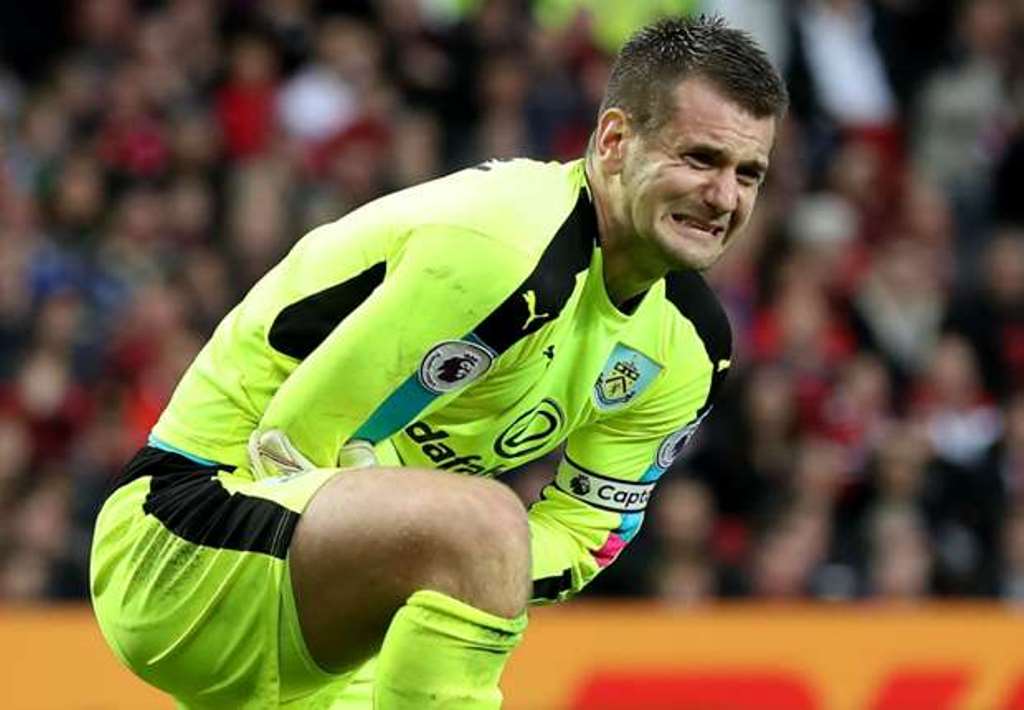 Ảnh bài viết Tom Heaton suýt gãy tay vì cú sút của Ibrahimovic